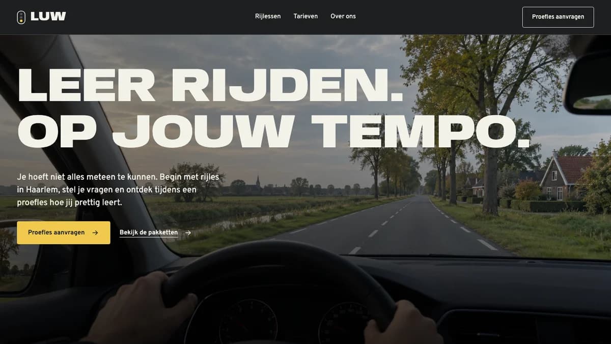 Homepage van Luw, een fictieve rijschool met grote letters en gele accenten.