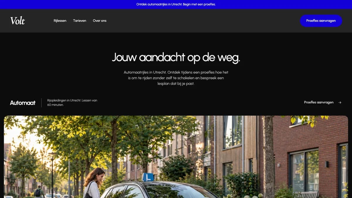 Homepage van Volt, een fictieve rijschool met een modern blauw en zwart websiteontwerp.